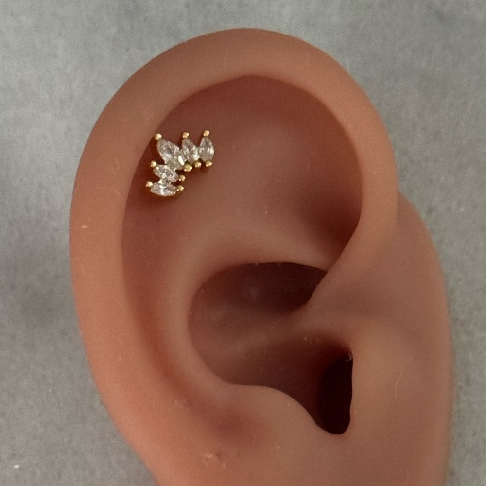 Gold Crystal Leaf Cartilage Earring 

Brand New